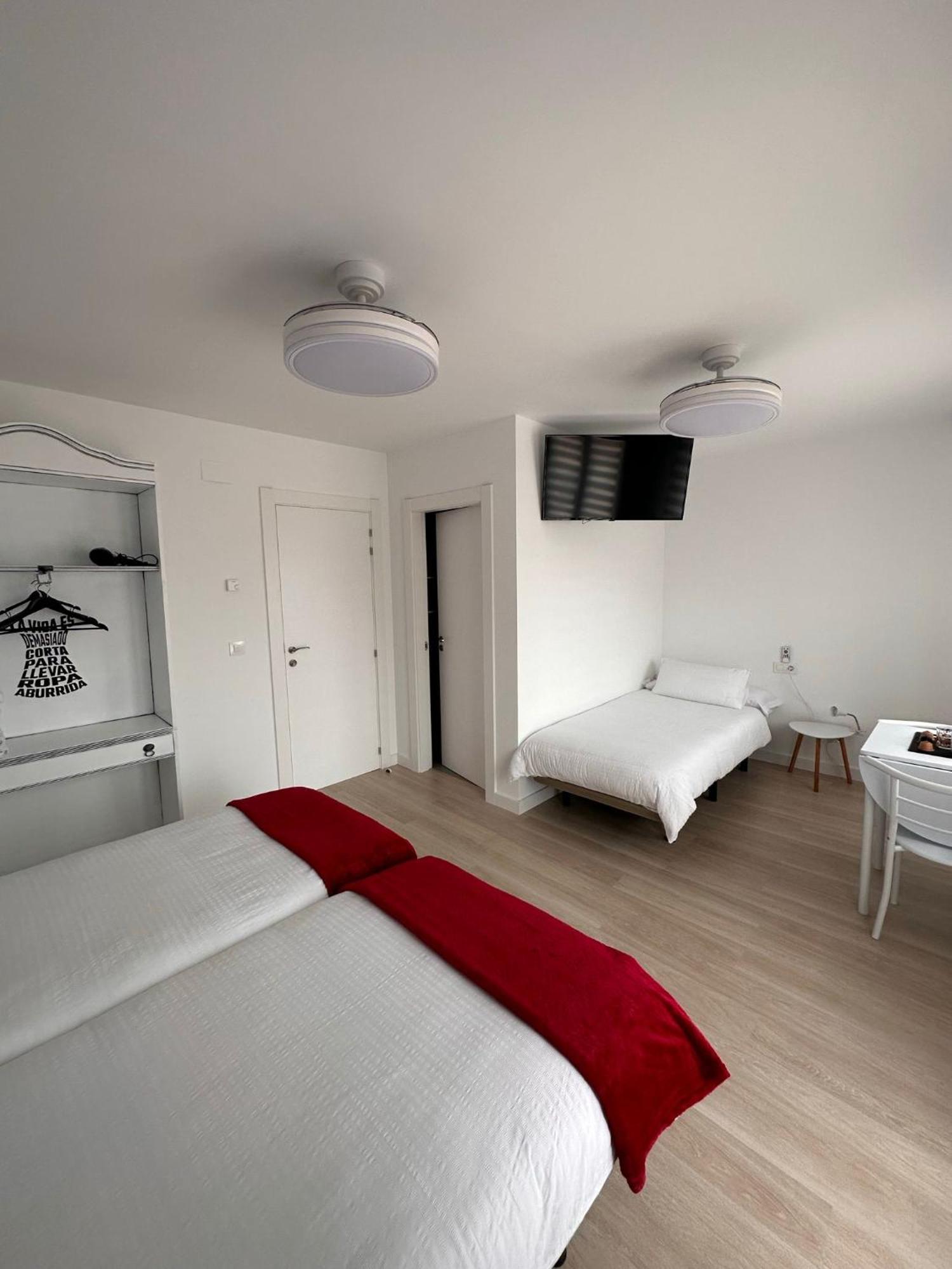 Hostal A La Sombra Del Laurel ナバレテ エクステリア 写真